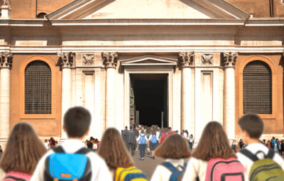 Piano accoglienza Giubileo 2025: Roma apre le scuole ai giovani pellegrini